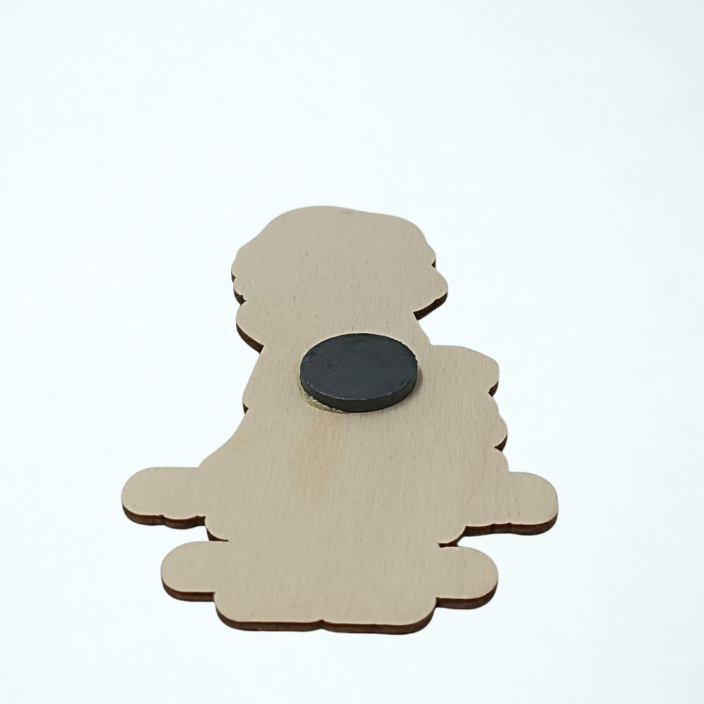 Προσωποποιημένο μαγνητάκι δασκάλας από ξύλο, με φιγούρα δασκάλας και μικρού μαθητή και χαραγμένη ευχαριστήρια αφιέρωση “Με Αγάπη” + πεδίο για στοιχεία.