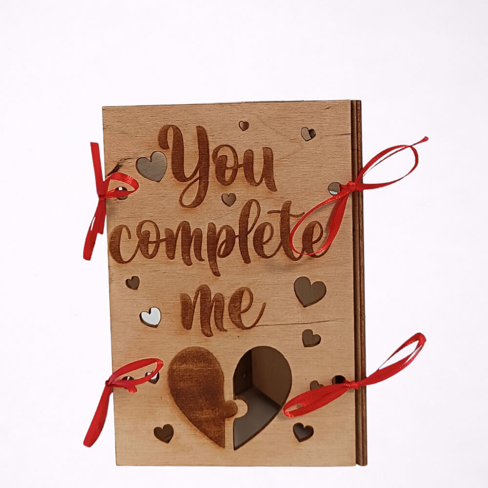 Ξύλινη Κορνίζα Για Ερωτευμένους με μήνυμα You Complete Me και καρδιά
