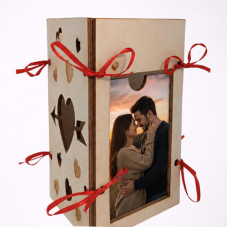 Ξύλινη Κορνίζα για Ζευγάρι με Καρδιές και φωτογραφία ερωτευμένων