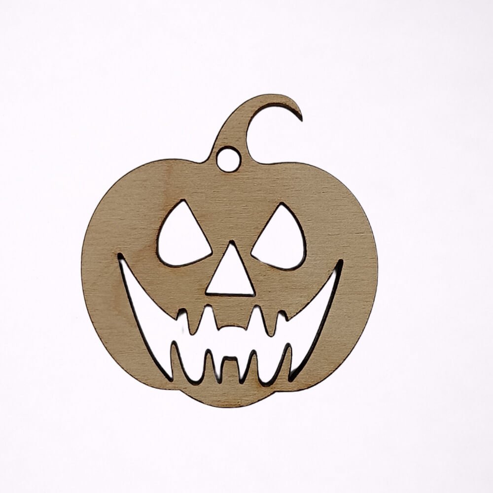 Ξύλινη κολοκύθα Halloween με spooky χαμόγελο
