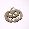 Ξύλινη κολοκύθα Halloween με spooky χαμόγελο
