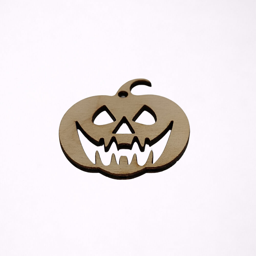 Ξύλινη κολοκύθα Halloween με spooky χαμόγελο