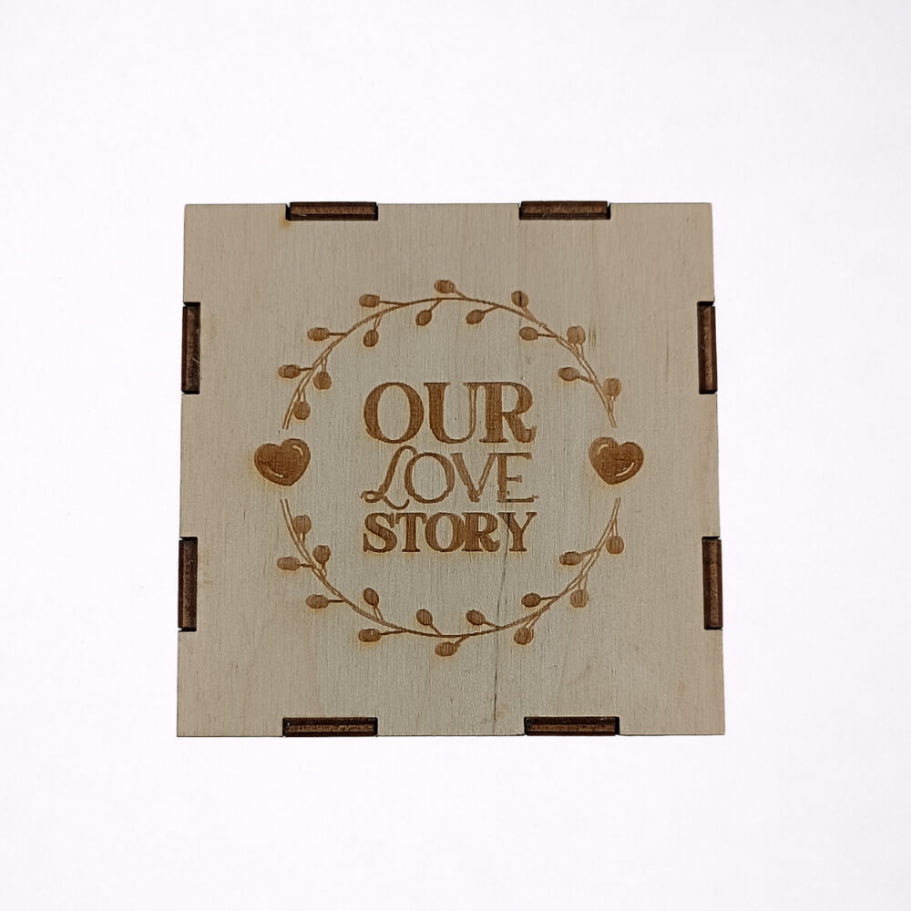 Ξύλινο κουτί φωτογραφιών με χάραξη Our Love Story