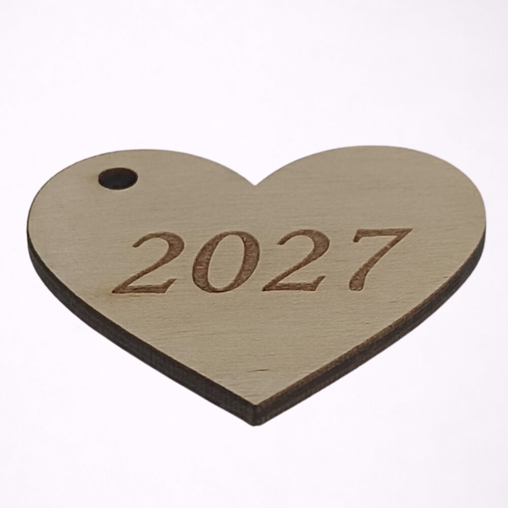 Ξύλινη καρδιά με χαραγμένο 2027 και οπή για κρέμασμα